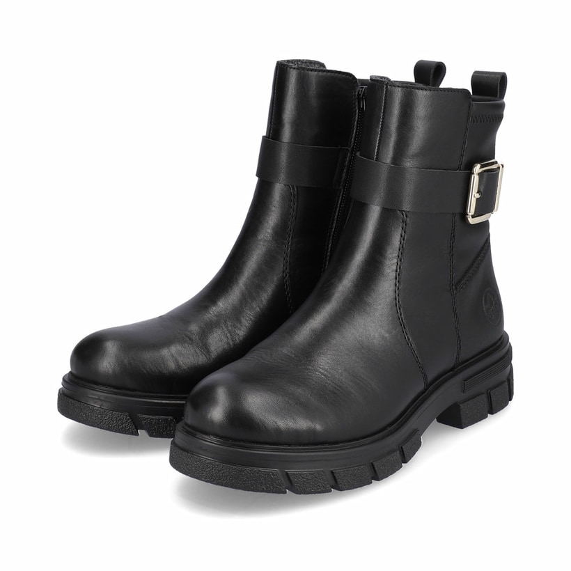 Schwarze Rieker Damen Kurzstiefel Z9174-00 mit Zierschnalle sowie Reißverschluss. Schuhpaar seitlich schräg.