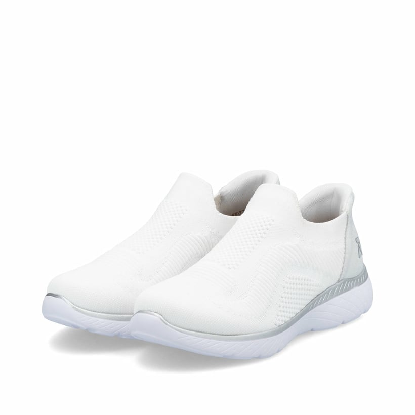 Weiße Rieker Damen Slipper M5072-80 mit einem Gummizug sowie ultraleichter Sohle. Schuhpaar seitlich schräg.