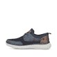 Blaue Rieker Herren Slipper B9643-14 mit einem Gummizug sowie der Komfortweite G. Schuh Außenseite.