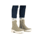 
Armeegrüne Rieker Damen Kurzstiefel X8572-52 mit einer Profilsohle. Schuh am Fuß