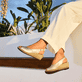 Goldene Rieker Keilsandaletten 62462-90 mit Klettverschluss sowie leichter Sohle. Schuh am Model.