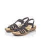 Schwarze Rieker Damen Riemchensandalen 62831-00 mit einem Elastikeinsatz. Schuhpaar seitlich schräg.