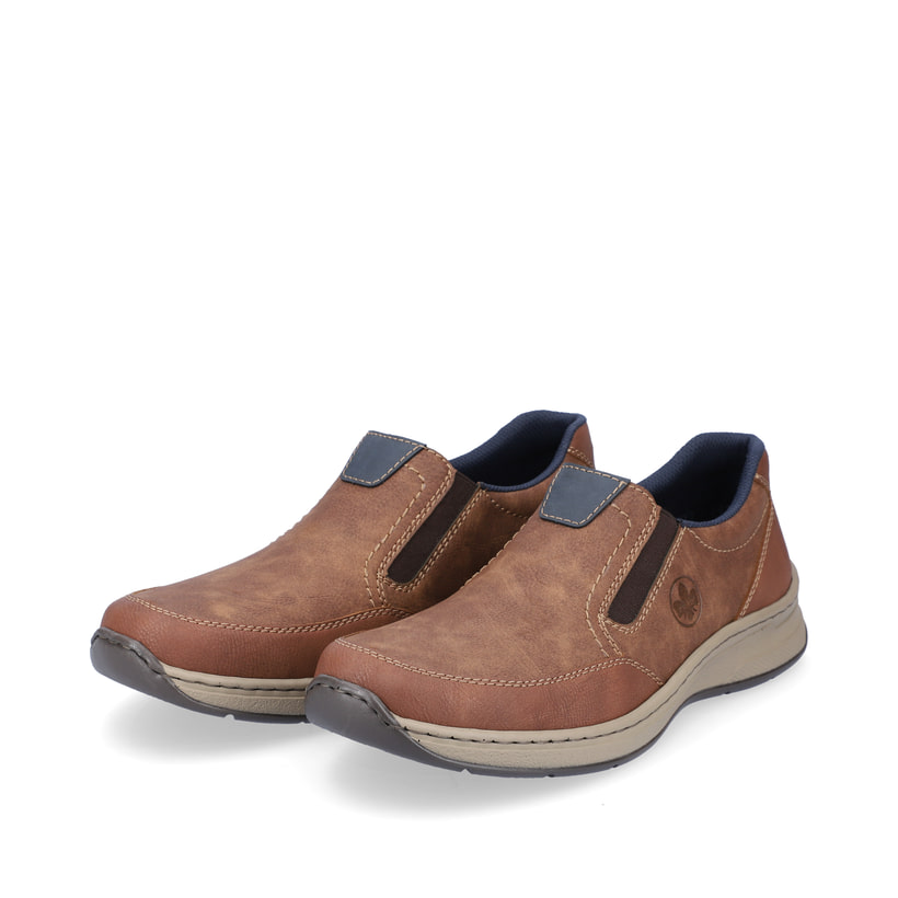 
Holzbraune Rieker Herren Slipper 14362-24 mit einer schockabsorbierenden Sohle. Schuhpaar schräg.