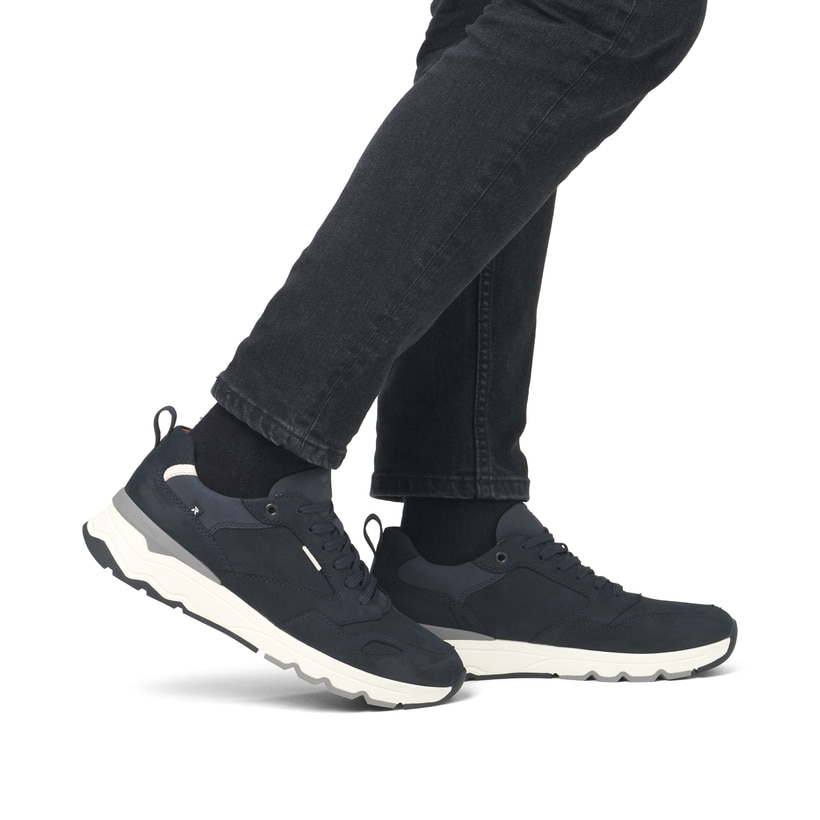 Weiße Rieker Herren Sneaker Low U0901-80 mit super leichter und flexibler Sohle. Schuh Außenseite gespiegelt.
