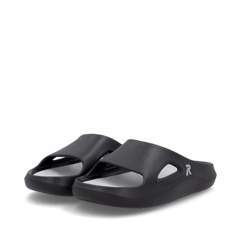 Schwarze Rieker Damen Pantoletten W3450-00 mit flexibler und ultraleichter Sohle. Schuhpaar seitlich schräg.