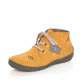 Honiggelbe Rieker Damen Schnürstiefel 52543-69 mit einer Schnürung. Schuh seitlich schräg.