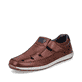 Braune Rieker Herren Slipper 08838-24 mit einem Klettverschluss sowie Ziernähten. Schuh seitlich schräg.