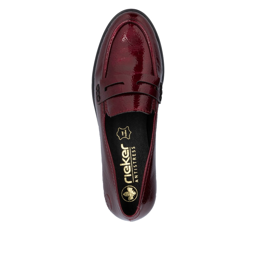 Rote Rieker Damen Loafer 46254-33 mit Gummizug sowie extra weicher Decksohle. Schuh von oben.