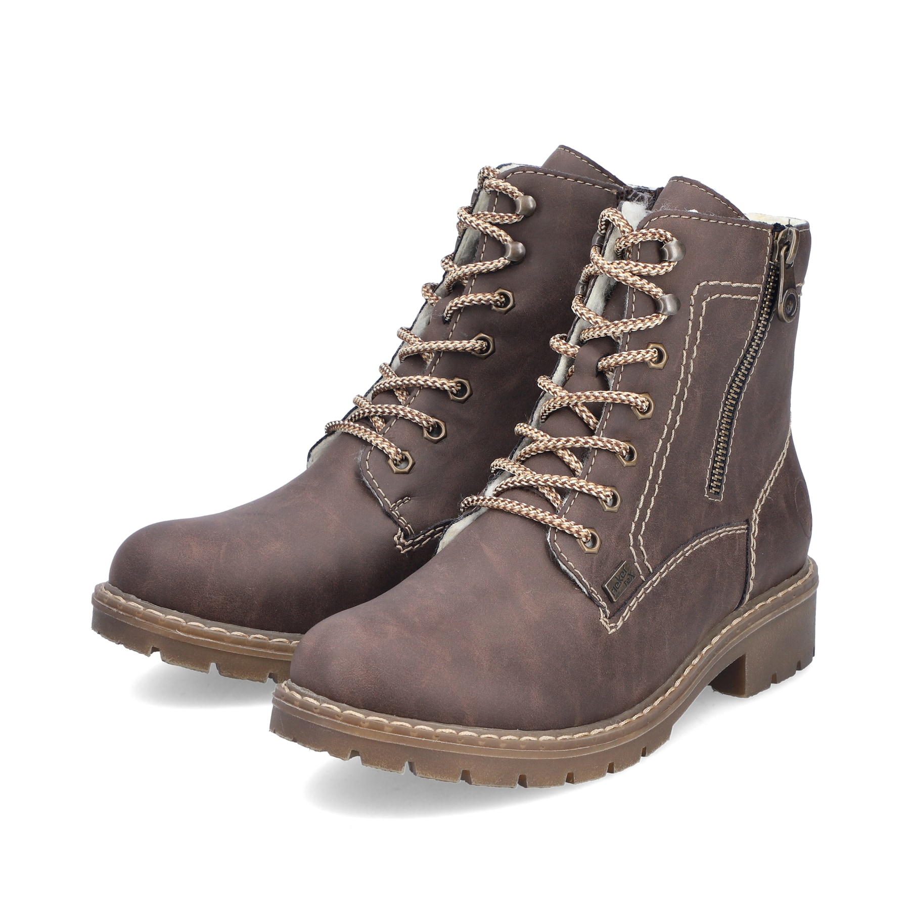 
Schokobraune Rieker Damen Schnürstiefel Y9134-25 mit einer robusten Profilsohle. Schuhpaar schräg.