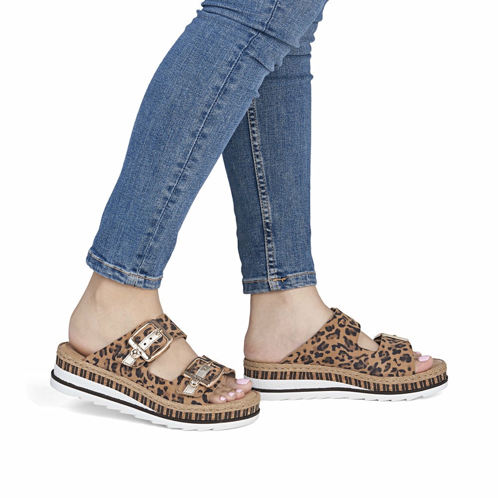 Mehrfarbige Rieker Damen Pantoletten V7955-90 aus Rauleder. Schuh am Fuß.
