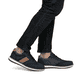 Blaue Rieker Herren Schnürschuhe 04400-14 mit der Komfortweite G 1/2. Schuh am Fuß.
