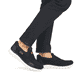 Blaue Rieker Herren Slipper B6651-14 mit flexibler und ultra leichter Sohle. Schuh am Fuß.