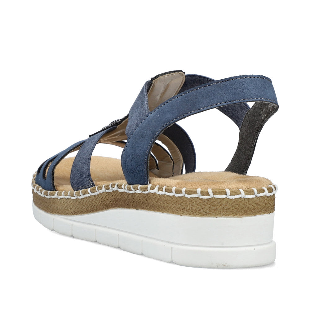 Blaue Rieker Keilsandaletten V1206-14 mit Schmuckelementen sowie einem Gummizug. Schuh von hinten.