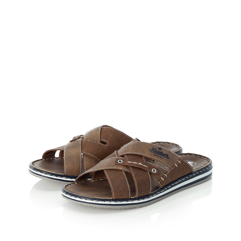 Braune Rieker Herren Pantoletten 21599-24 mit der Komfortweite G. Schuhpaar seitlich schräg.