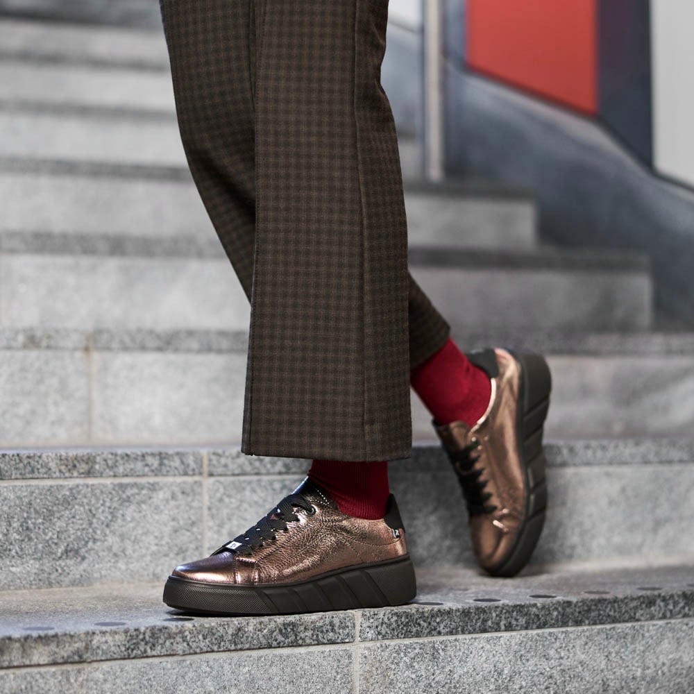 Rieker Damen Sneaker Low W2601-91 getragen in metallic