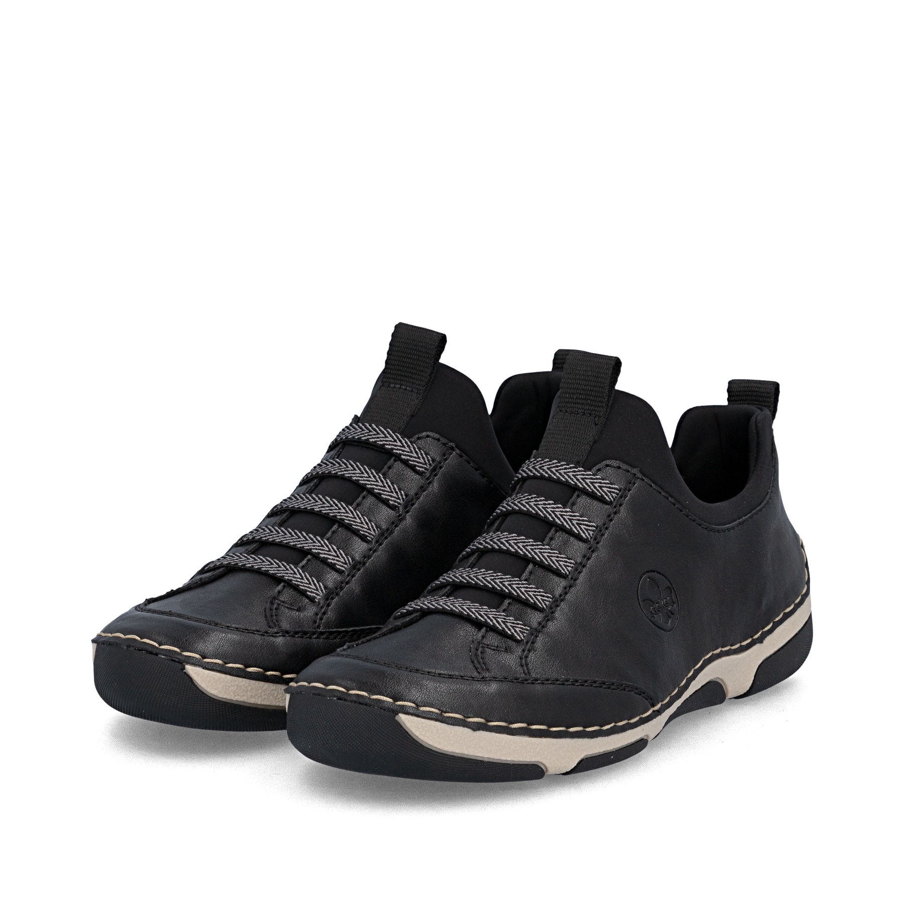 Schwarze Rieker Damen Slipper 55952-00 mit einem Gummizug. Schuhpaar seitlich schräg.