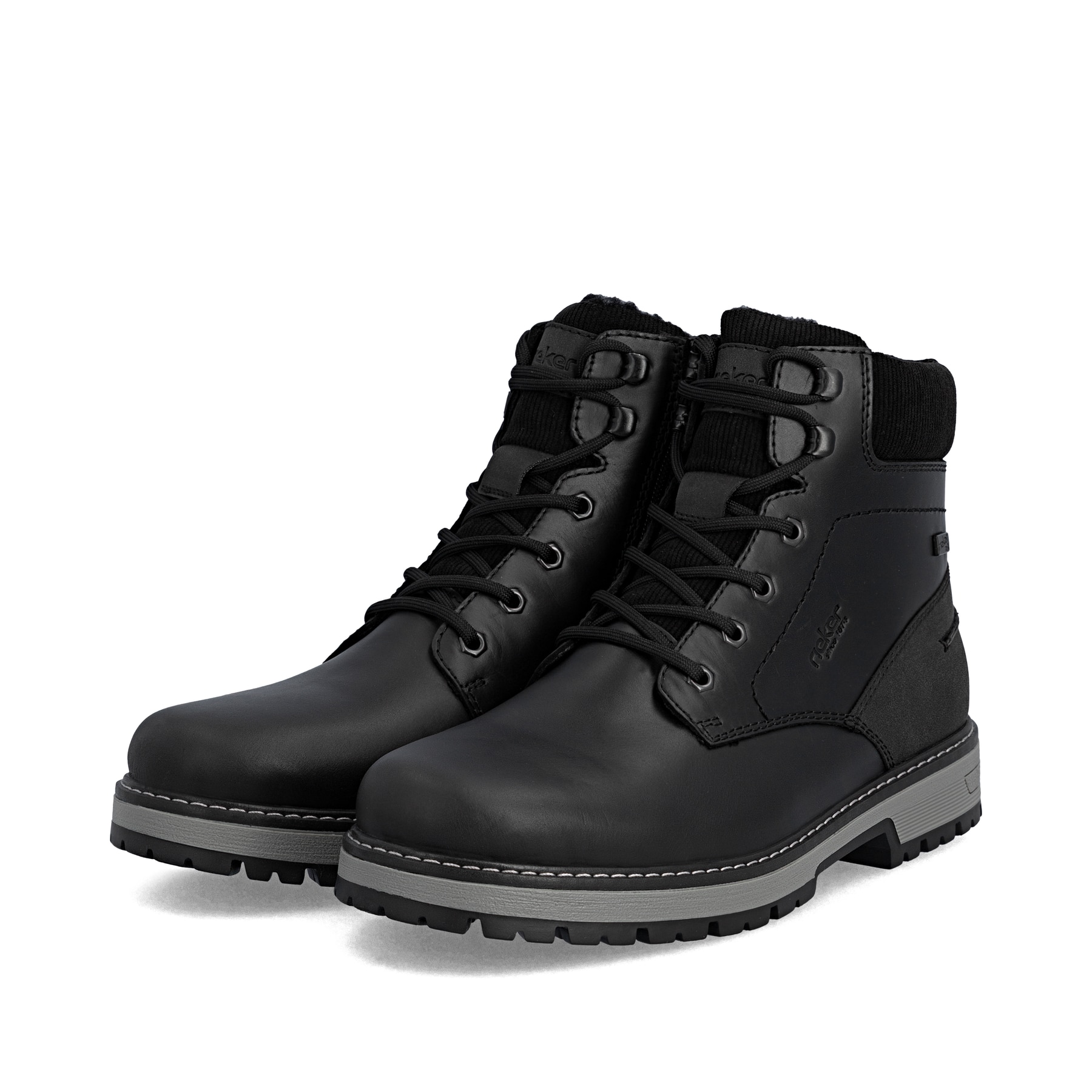 Schwarze Rieker Herren Schnürstiefel F8303-00 aus Glattleder mit Flip-Grip Sohle. Schuhpaar seitlich schräg.