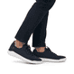 Blaue waschbare Rieker Herren Slipper U1103-14 mit einer flexiblen Sohle. Schuh am Fuß.