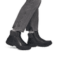 Schwarze Rieker Damen Schnürstiefel Z7230-00 aus Glattleder. Schuh am Fuß.