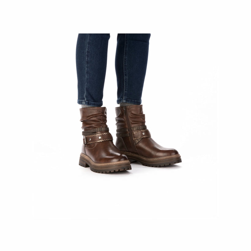 Braune Rieker Damen Biker Boots 93062-25 mit Reißverschluss sowie leichter Sohle. Schuh am Fuß.