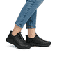 Schwarze Rieker Damen Slipper M5357-00 mit easy Hineinschlüpf-Möglichkeit. Schuh am Fuß.