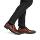 Mocassins Rieker marron homme 17659-23 en cuir lisse avec bande élastique. Chaussure au pied.