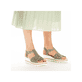 Grüne Rieker Keilsandaletten 67459-52 mit Gummizug sowie sehr leichter Sohle. Schuh am Fuß.
