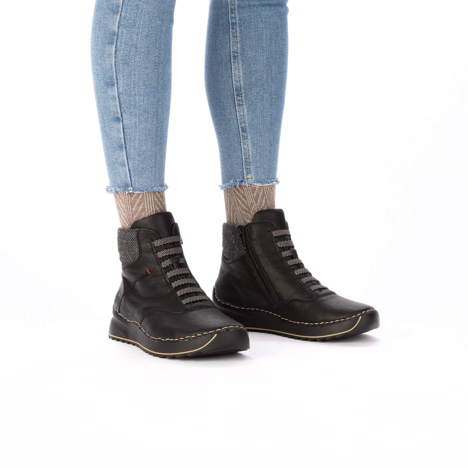 Schwarze Rieker Damen Schnürstiefel 51553-00 mit einem Reißverschluss. Schuh am Fuß.