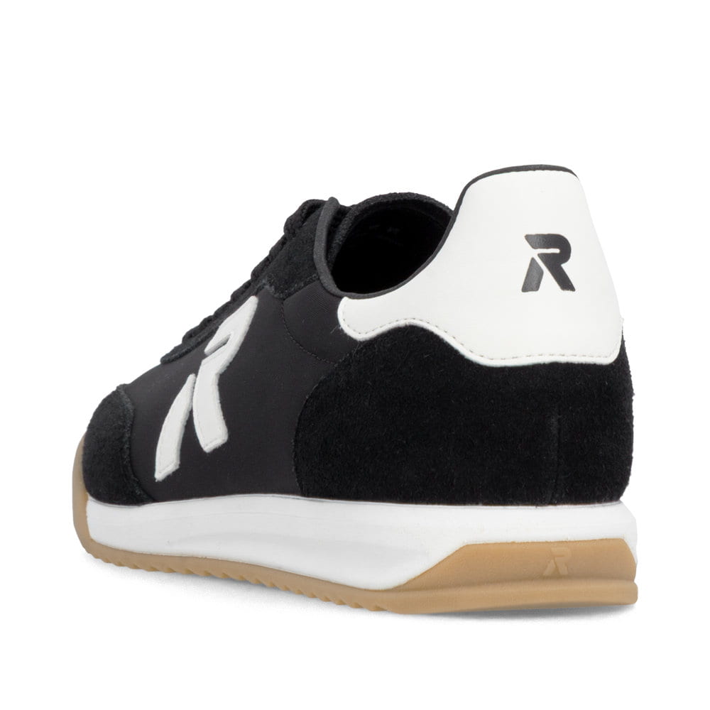 Schwarze Rieker Herren Sneaker Low U4000-00 mit Schnürung sowie abgesetztem Logo. Schuh von hinten.