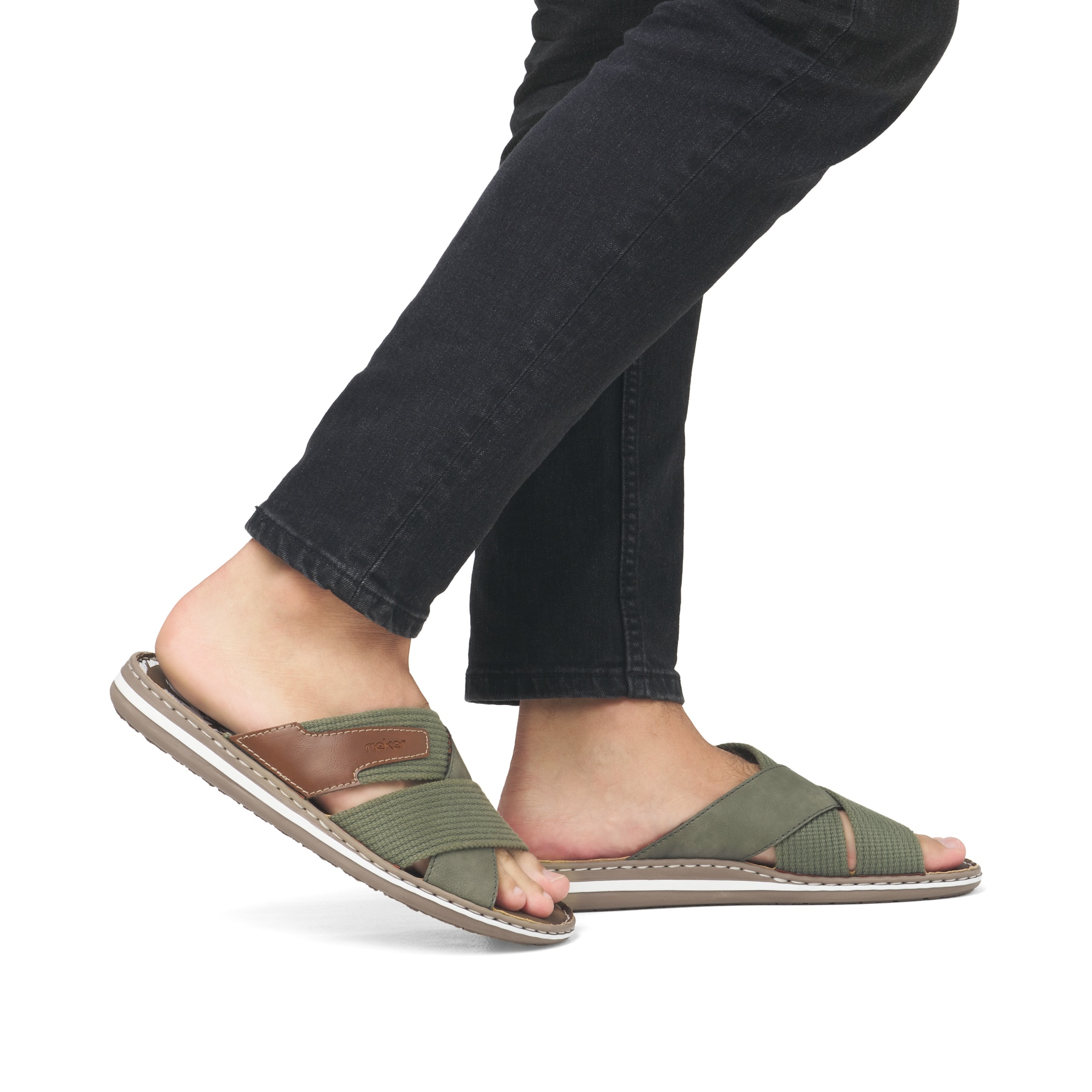 Grüne Rieker Herren Pantoletten 21066-54 mit der Komfortweite G. Schuh am Fuß.