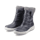 
Königsblaue Rieker Damen Kurzstiefel Z6693-14 mit einer robusten Profilsohle. Schuhpaar schräg.