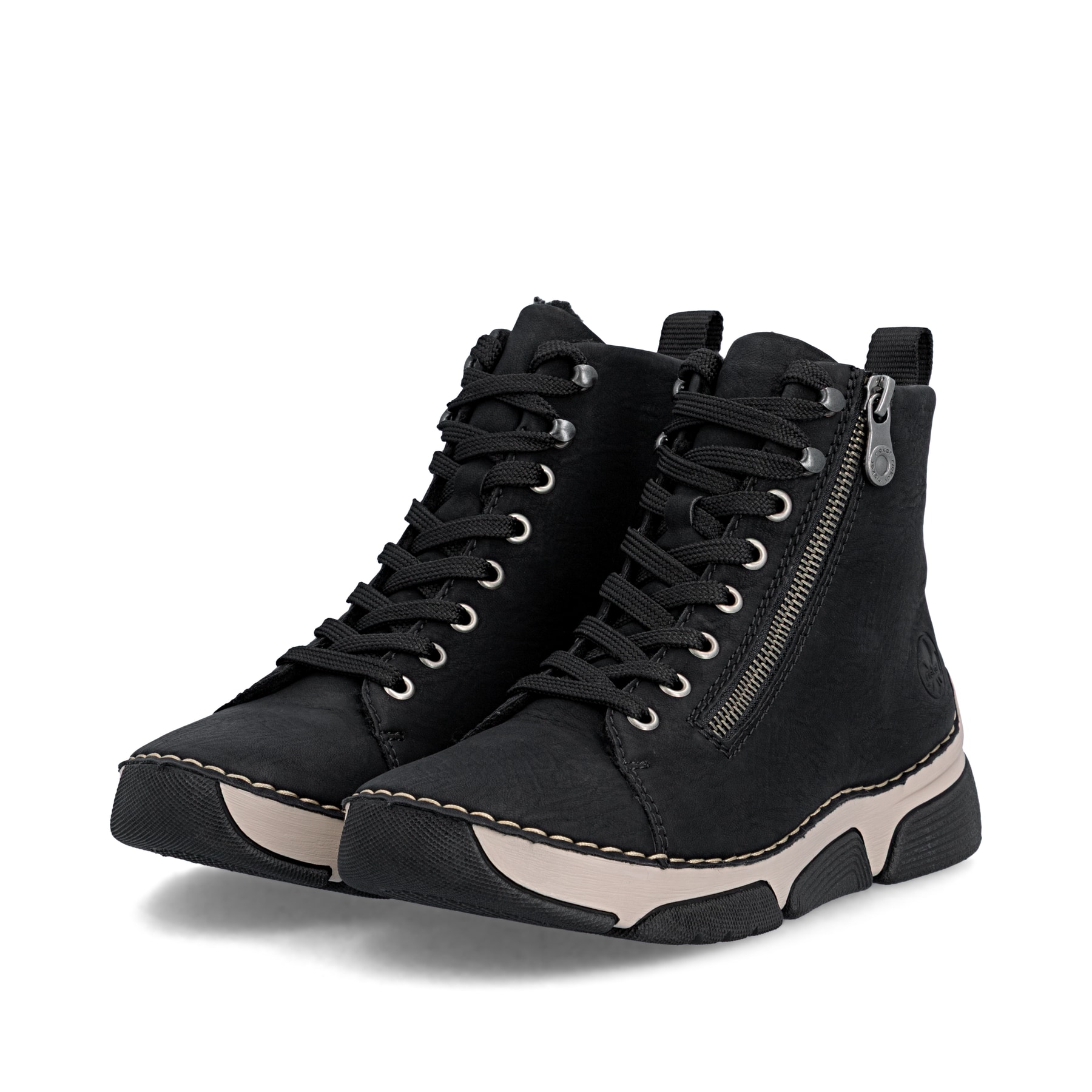 Schwarze Rieker Damen Schnürstiefel 45920-01 mit markanter Anflechter-Naht. Schuhpaar seitlich schräg.