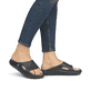 Schwarze Rieker Damen Pantoletten W3350-00 mit flexibler und ultraleichter Sohle. Schuh am Fuß.