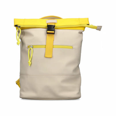 Rieker Damen Rucksack H1607-60 in Hellbeige aus Textil mit Reißverschluss. Rucksack getragen Knie.