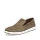 Braune Rieker Herren Slipper 18266-26 mit einem Elastikeinsatz. Schuh seitlich schräg.