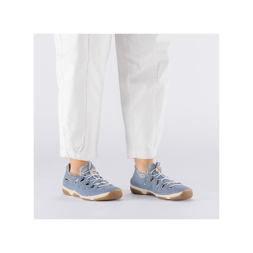 Blaue Rieker Damen Slipper 55956-10 mit raffinierten Cut-Outs sowie Gummizug. Schuh am Fuß.