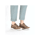 Beige Rieker Herren Slipper B6660-64 mit einem Gummizug sowie Komfortweite G 1/2. Schuh am Fuß.
