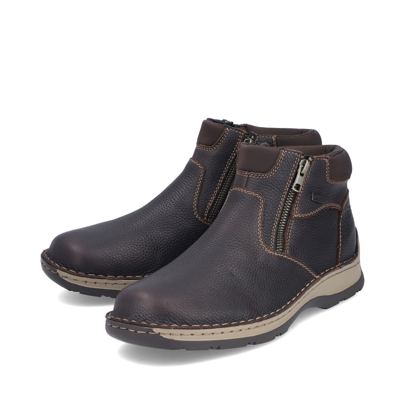 Braune Rieker Herren Kurzstiefel 05362-25 aus Glattleder. Schuhpaar seitlich schräg.