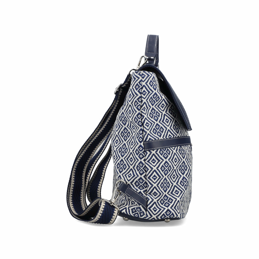 Sac à dos Rieker H1107-90 multi-tissé avec motif en losange et rabat avec fermeture magnétique. Côté droit.