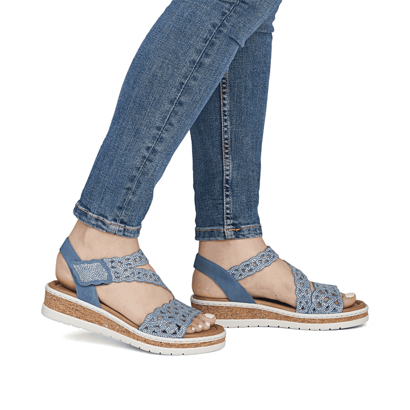Blaue Rieker Damen Riemchensandalen V4150-14 mit Strasssteinen sowie Gummizug. Schuh am Fuß.
