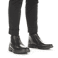 Schwarze Rieker Herren Kurzstiefel 33160-00 aus Glattleder. Schuh am Fuß.