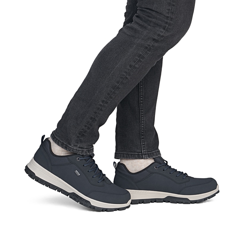 Dunkelblaue Rieker Herren Schnürschuhe 35503-15 mit der Komfortweite G. Schuh am Fuß.