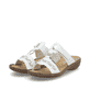 Weiße Rieker Damen Pantoletten 60888-80 mit einem Klettverschluss. Schuhpaar seitlich schräg.