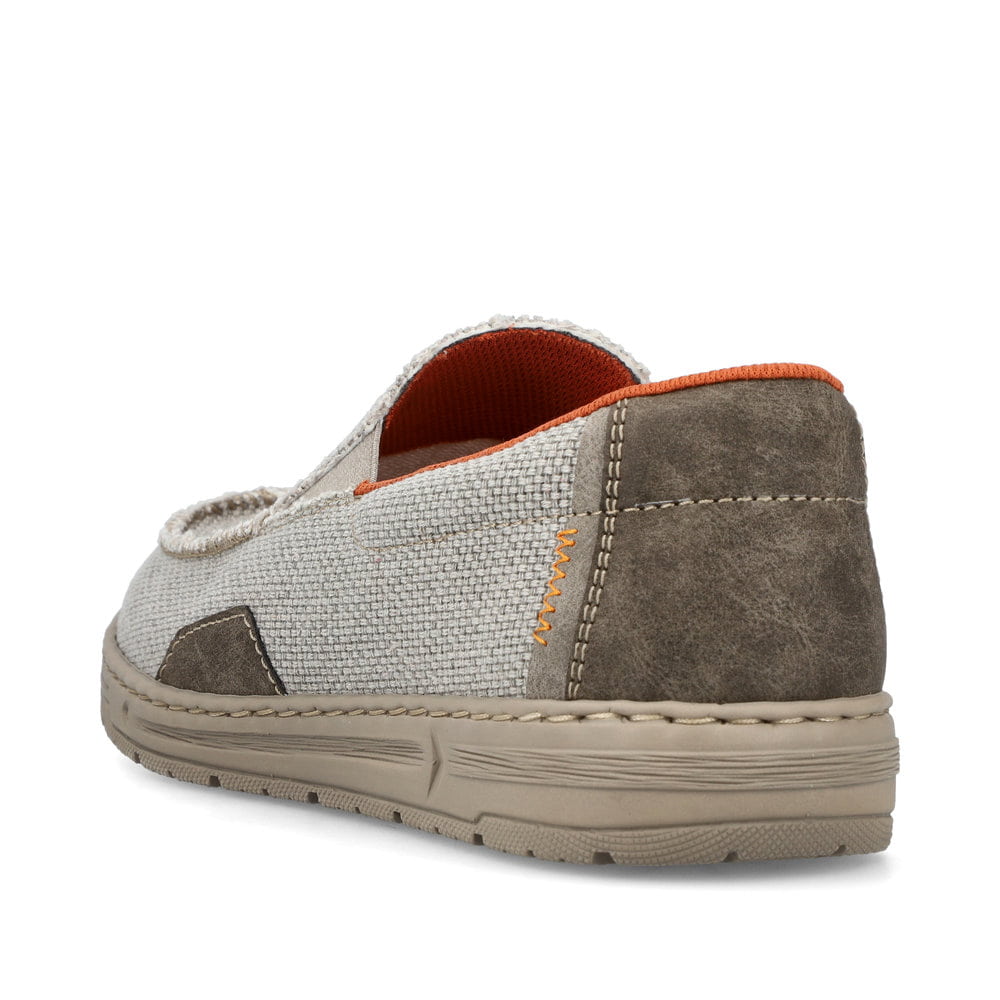 Beige Rieker Herren Slipper 08651-62 mit einem Gummizug sowie der Extraweite H. Schuh von hinten.