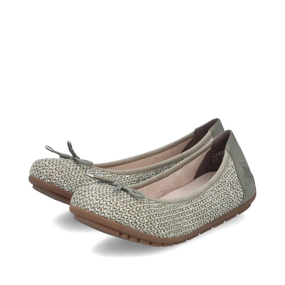 Khakifarbene Rieker Ballerinas 43850-52 mit dekorativer Schleife. Schuhpaar seitlich schräg.