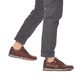 Baskets basses Rieker marron pour homme B2112-25 en cuir lisse. Chaussure au pied.