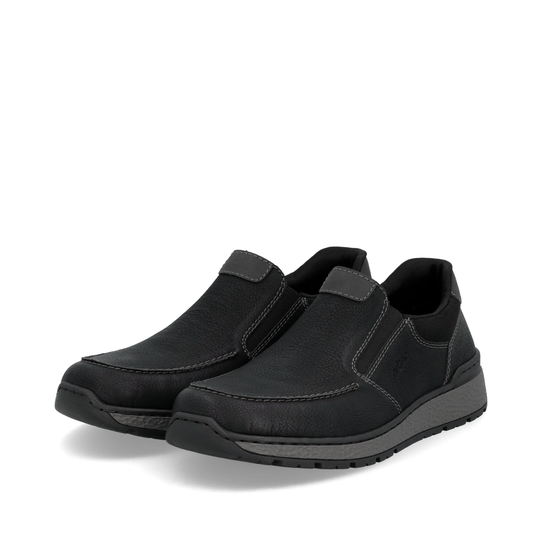 Tiefschwarze Rieker Herren Slipper B9062-00 mit einer schockabsorbierenden Sohle. Schuhpaar schräg.