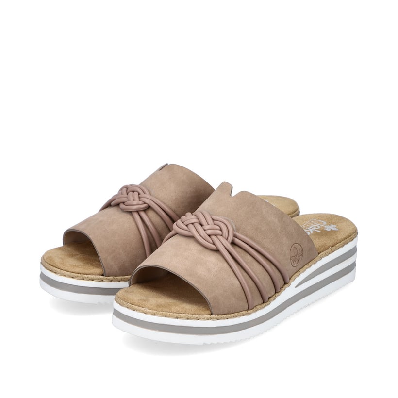 Beige Rieker Damen Pantoletten V0297-62 mit der schmalen Passform E 1/2. Schuhpaar seitlich schräg.