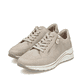 Beige Rieker Damen Sneaker Low N9517-62 mit Reißverschluss sowie Extraweite H. Schuhpaar seitlich schräg.