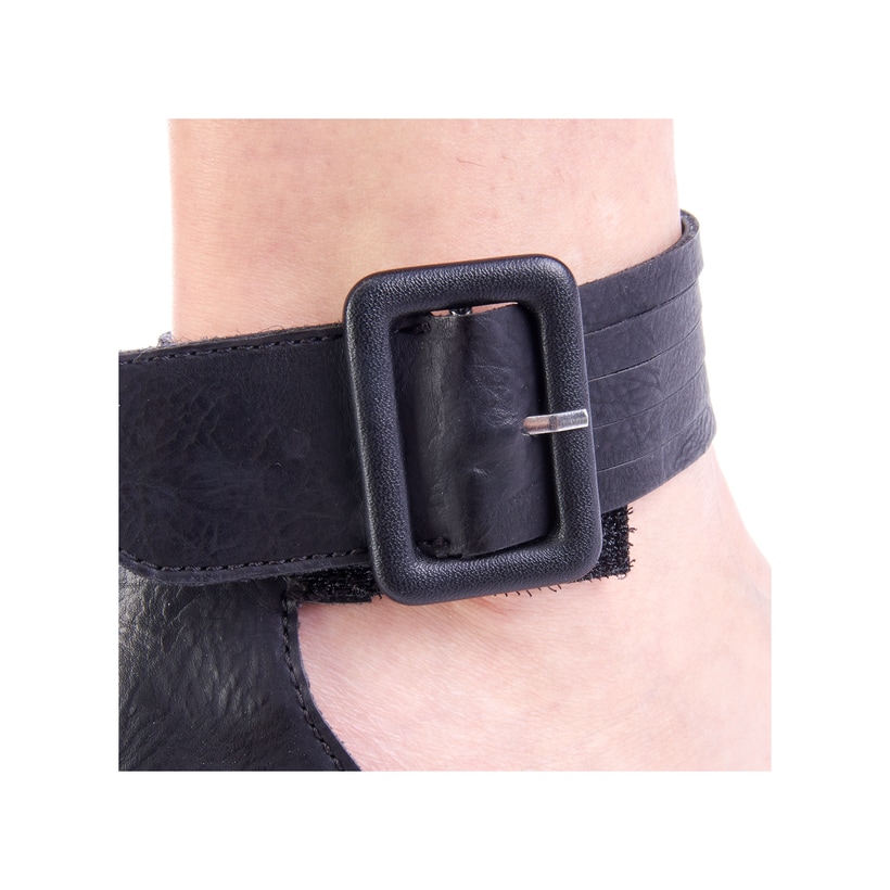 Schwarze Rieker Keilsandaletten 68194-00 mit trendigen Schnalle. Schuh am Fuß.